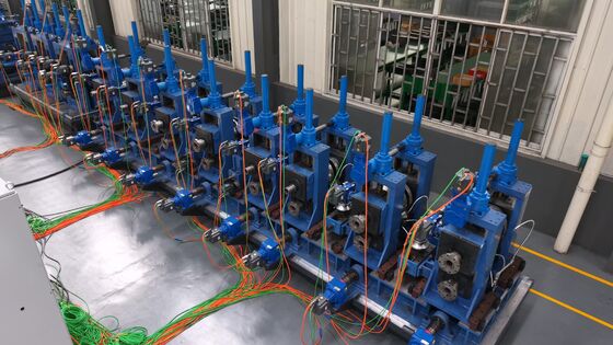 Mesin pengelasan pipa baja paduan dengan akumulator dan run out table untuk produksi pipa industri berkelanjutan